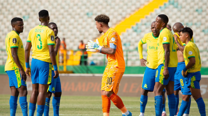 Mamelodi Sundowns goalkeeper Ronwen Williams (center) talking to his team mates (Image Mamelodi Sundowns)